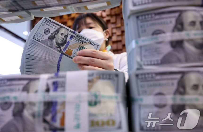 6일 서울 중구 하나은행 위변조대응센터에서 직원이 달러화를 정리하고 있다.2026.1.6/뉴스1 ⓒ News1 박지혜 기자