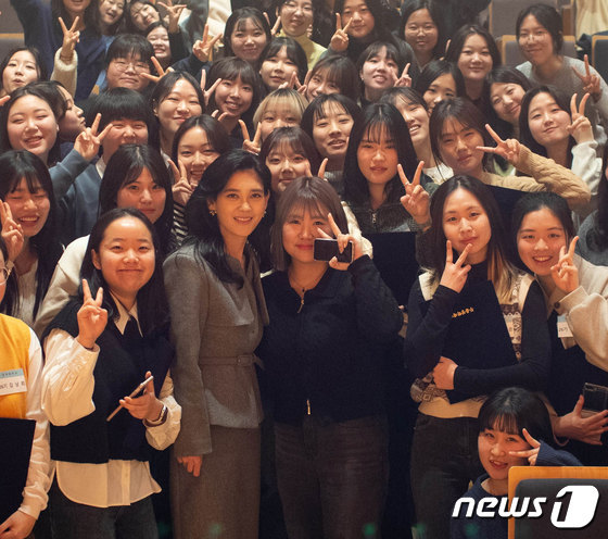 2024년 장학생들과 기념촬영을 하는 이부진 두을장학재단 이사장(두을장학재단 제공)