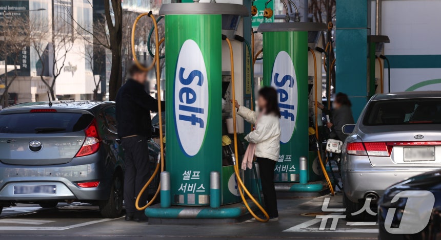 31일 서울의 한 셀프주유소에서 운전자가 차량에 주유를 하고 있다.2025.12.31/뉴스1 ⓒ News1 구윤성 기자