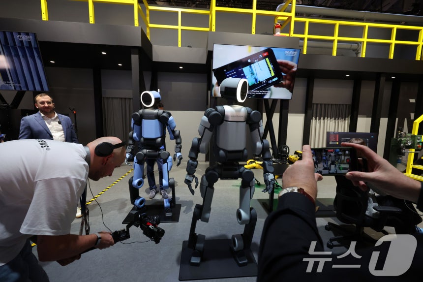 세계 최대 IT(정보기술)·가전 전시회 'CES 2026' 개막 일인 6일(현지시간) 미국 네바다주 라스베이거스 컨벤션센터(LVCC)에서 현대자동차그룹 부스를 찾은 관람객들이 '아틀라스'를 살펴보고 있다.2026.