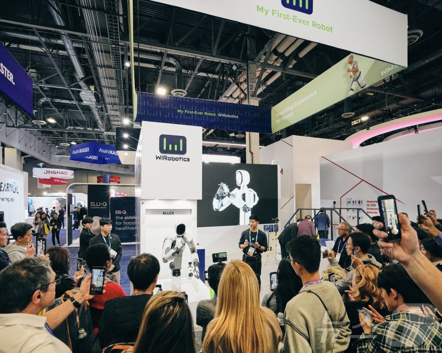 지난 6일(현지시간) 미국 라스베이거스에서 열린 CES 2026 위로보틱스 부스 전면에서 휴머노이드 로봇 시연이 진행되자 관람객들이 발길을 멈추고 시연 장면을 지켜보고 있다.현장에서는 로봇의 동작과 기능 설명이 이