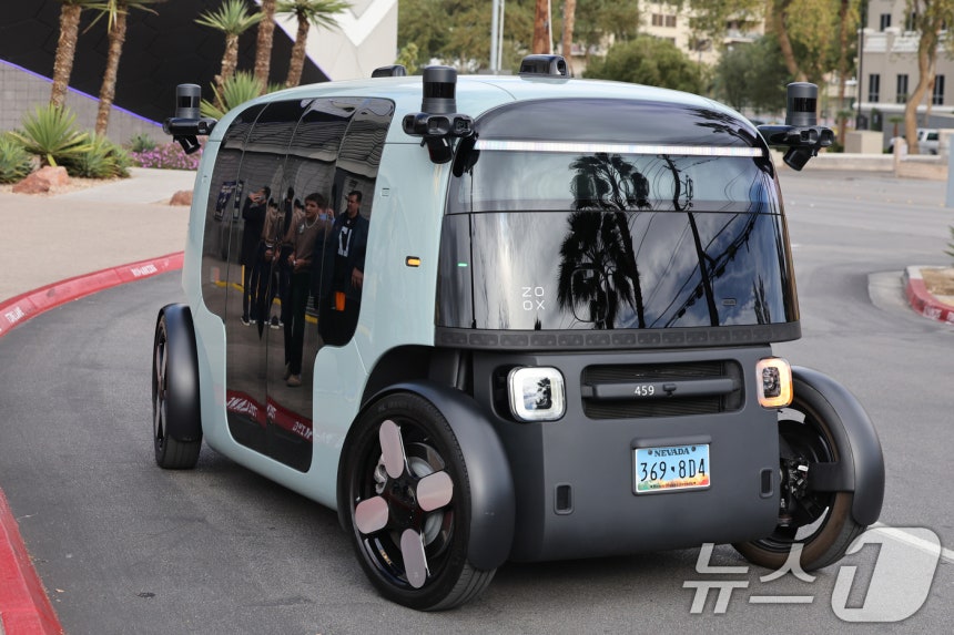 세계 최대 IT(정보기술)·가전 전시회 'CES 2026' 개막을 이틀 앞둔 4일(현지시간) 미국 네바다주 라스베이거스 거리에 아마존의 로보택시 '죽스(ZOOX)'가 도로를 주행하고 있다.이 자율주행 택시는 운전자