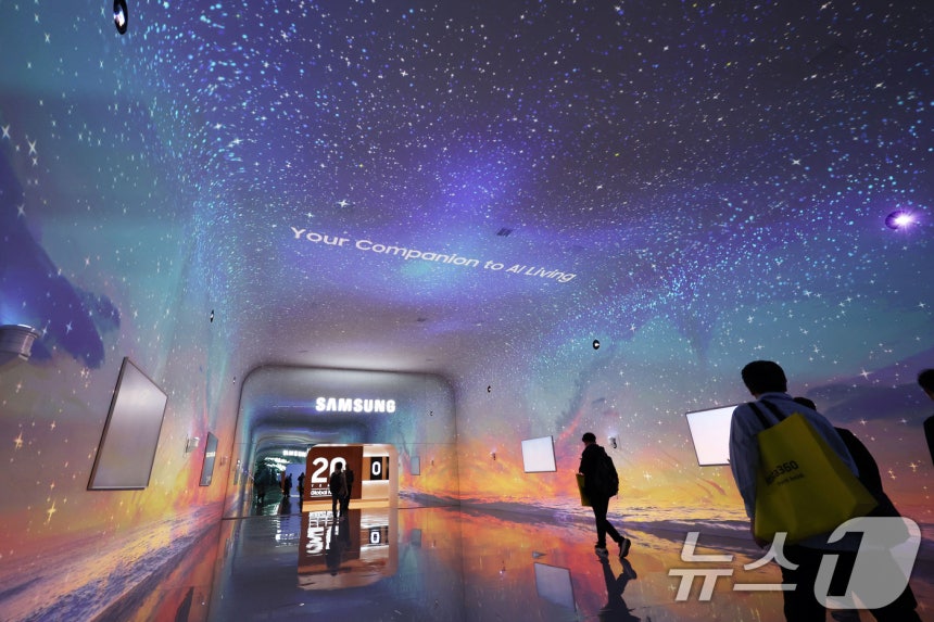 세계 최대 IT(정보기술)·가전 전시회 'CES 2026' 개막 일인 6일(현지시간) 미국 네바다주 라스베이거스 윈호텔에 마련된 삼성전자 단독 전시장에서 관람객들이 입장하고 있다.2026.1.7/뉴스1 ⓒ News