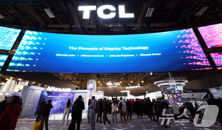 세계 최대 IT(정보기술)·가전 전시회 'CES 2026' 개막 일인 6일(현지시간) 미국 네바다주 라스베이거스 컨벤션센터(LVCC)에서 TCL 부스를 찾은 관람객들이 제품을 살펴보고 있다.2026.1.7/뉴스1 