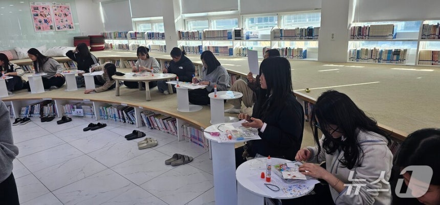 구례여중 학생들이 독서인문주간 행사에서 압화로 책갈피를 제작하고 있다.(전남도교육청 제공,재판매 및 DB 금지)/뉴스1
