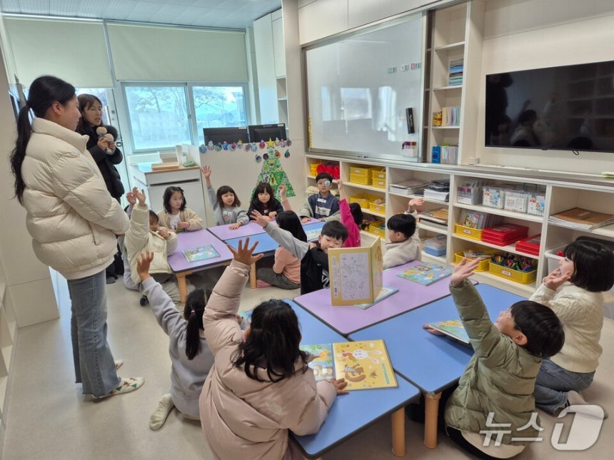 노화초와 노화중앙초 학생들의 '우리,한 팀으로 레벨업' 행사 장면.(전남도교육청 제공,재판매 및 DB 금지)/뉴스1