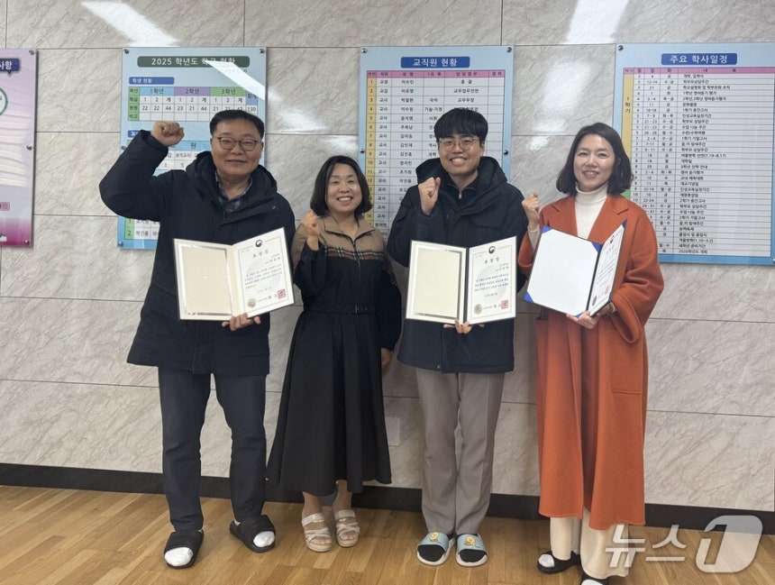 표창장 수상자들이 기념사진을 찍고 있다.박철현 교사,이수인 교장,김민재,김미송 교사(왼쪽부터) (전남도교육청 제공,재판매 및 DB 금지)/뉴스1