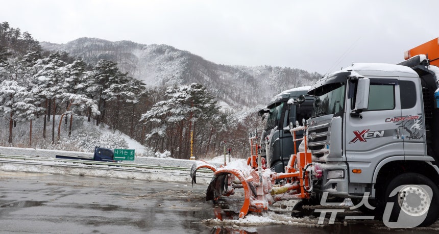강원 산간 제설작업 나선 제설차량.(자료사진)/뉴스1 DB