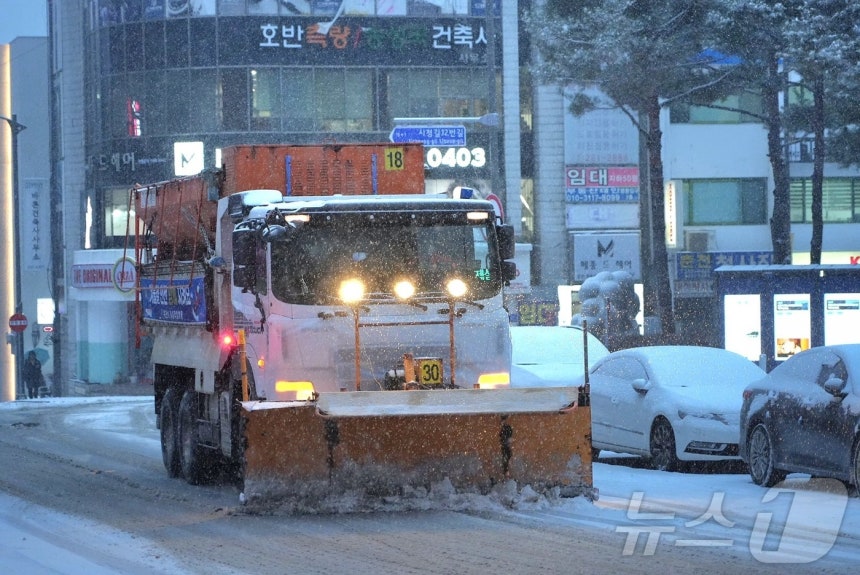 지난해 12월 강원 춘천 일대에서 진행된 제설 작업 모습.(춘천시 제공,재판매 및 DB금지)2025.12.23/뉴스1 ⓒ News1 한귀섭 기자