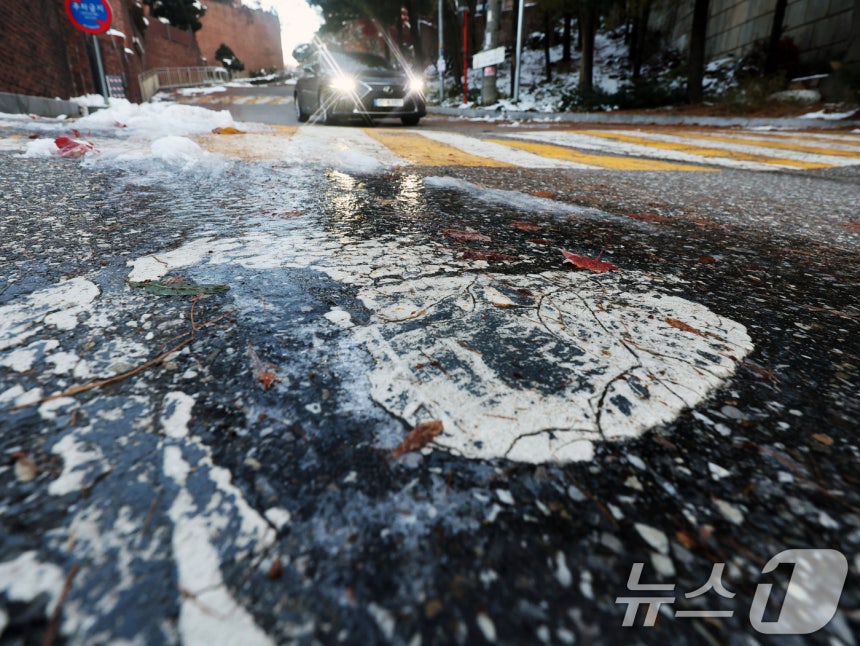 폭설이 그친 후 한파가 찾아온 29일 오전 서울 종로구의 도로 곳곳이 얼어 있다.기상청은 "이미 많은 눈이 내린 가운데 기온이 낮아지면서 내린 눈 또는 비가 얼어 빙판길과 도로 살얼음이 나타나는 곳이 많겠다＂며 안