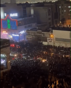 이란 테헤란에서 경제난에 항의하는 반정부 시위대가 거리를 행진하는 모습.(출처=엑스(X))