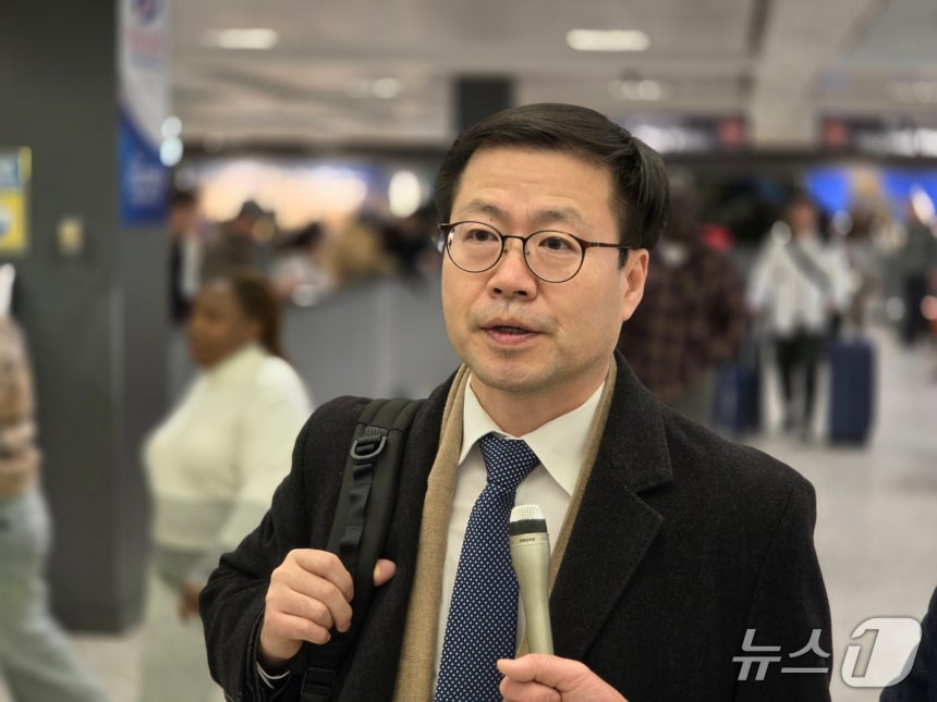 여한구 산업통상자원부 통상교섭본부장이 11일(현지시간) 미국 워싱턴DC 인근 덜레스 국제공항을 통해 입국하며 기자들의 질문에 답하고 있다.
