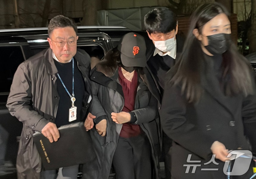 '공천 헌금' 의혹을 받는 김경 서울시의원이 11일 오후 서울 마포구 서울경찰청 광역수사단 공공범죄수사대로 출석하고 있다.2026.1.11/뉴스1 ⓒ News1 한수현 기자