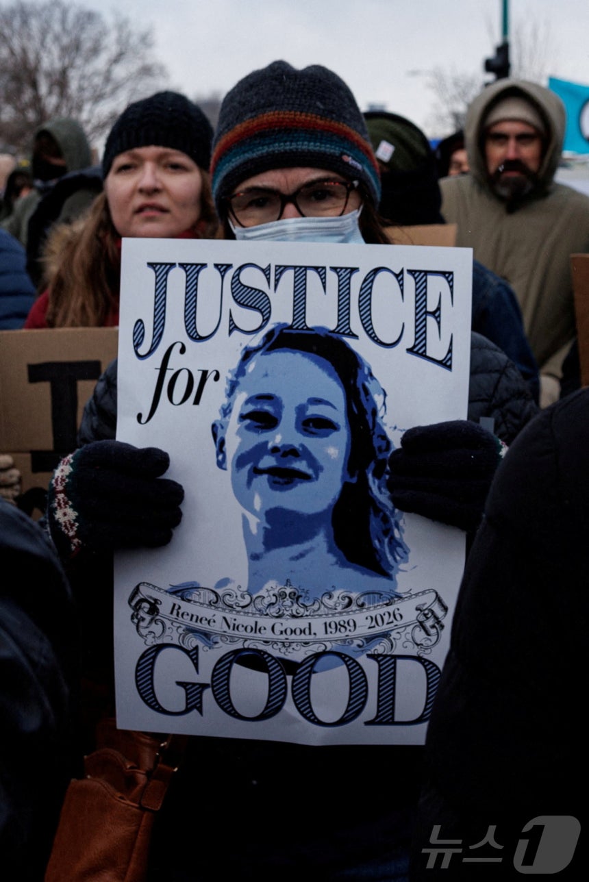 10일(현지시간) 미국 미네소타주 미니애폴리스에서 르네 니콜 굿(37)이라는 이름의 여성이 이민세관단속국(ICE) 요원의 총에 맞아 숨진 사건에 항의하는 시위가 열리고 있다.2026.01.10 ⓒ 로이터=뉴스1