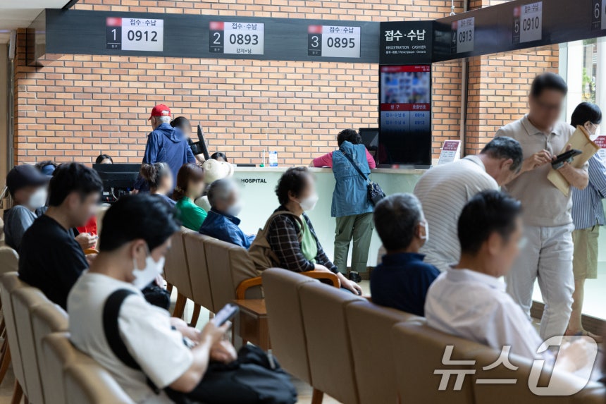 서울 소재의 2차 종합병원을 찾은 환자와 보호자들이 수납 순서를 기다리고 있다./뉴스1 ⓒ News1 이재명 기자