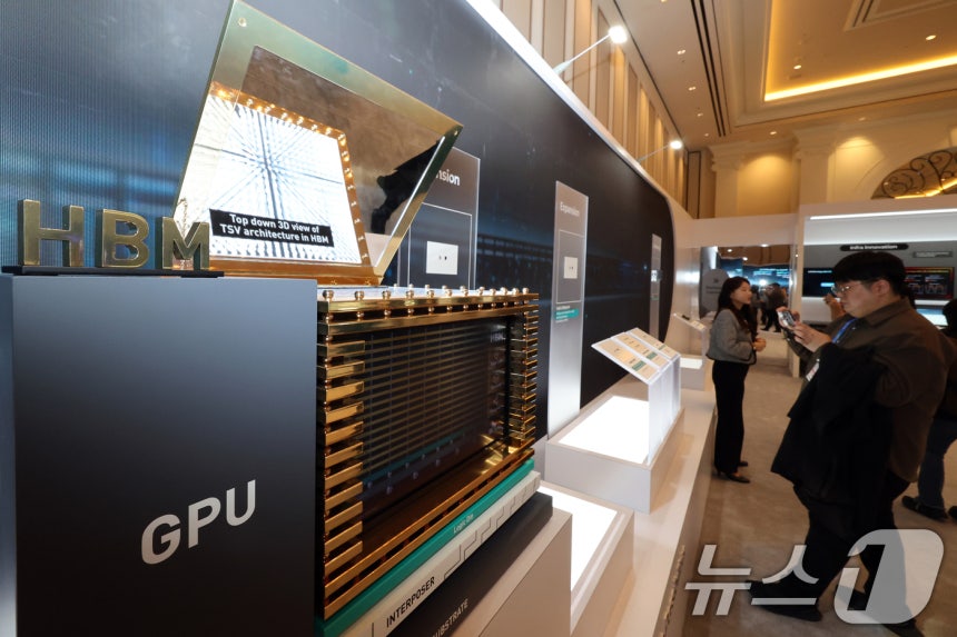 세계 최대 IT(정보기술)·가전 전시회 'CES 2026' 개막 사흘차인 8일(현지시간) 미국 네바다주 라스베이거스 베네치안호텔에 마련된 SK하이닉스 전시관에서 '프레스투어'가 진행되고 있다.2026.1.9/뉴스1