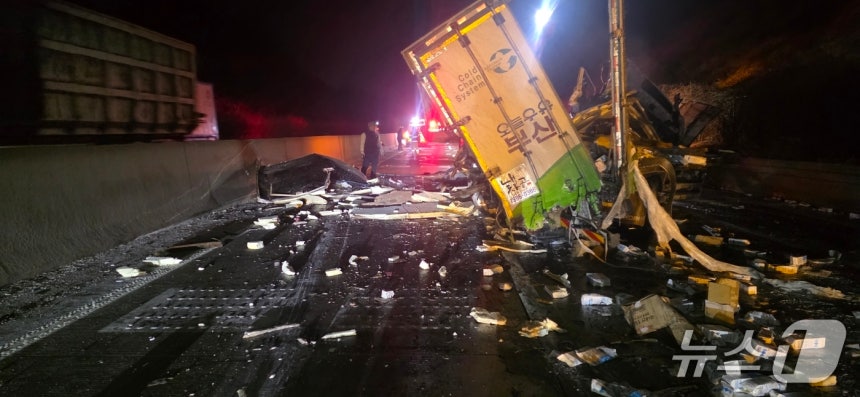 서산영덕고속도로 사고 현장.(독자 송영훈 씨 제공.재판매 및 DB금지)/뉴스1