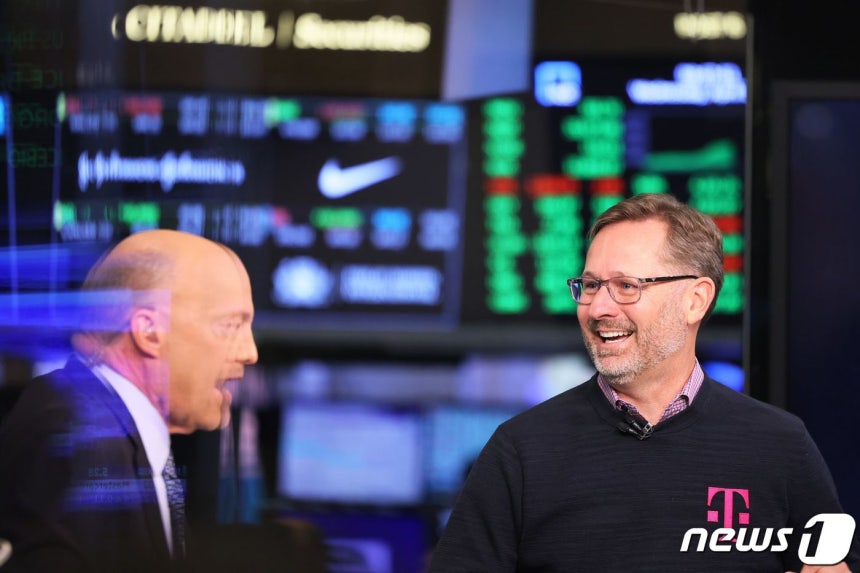 왼쪽이 짐 크레이머.CNBC '매드 머니' 진행자.ⓒ AFP=뉴스1 ⓒ News1 박형기 기자