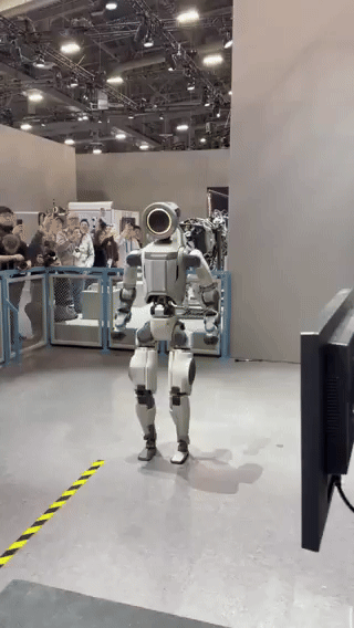 아틀라스의 CES 2026 무대에서 라이브 백플립 모습.착지 과정에서 비틀거렸지만 이후 스스로 균형을 잡고 안정화에 성공해 인상적이라는 평가를 받고 있다.(X 갈무리)