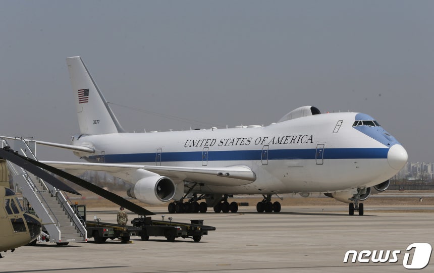 로이드 오스틴 전 미국 국방부 장관이 2021년 3월 17일 방한 당시 E-4B를 타고 경기도 오산 미 공군기지에 도착했다.2021.3.17/뉴스1 ⓒ News1 사진공동취재단