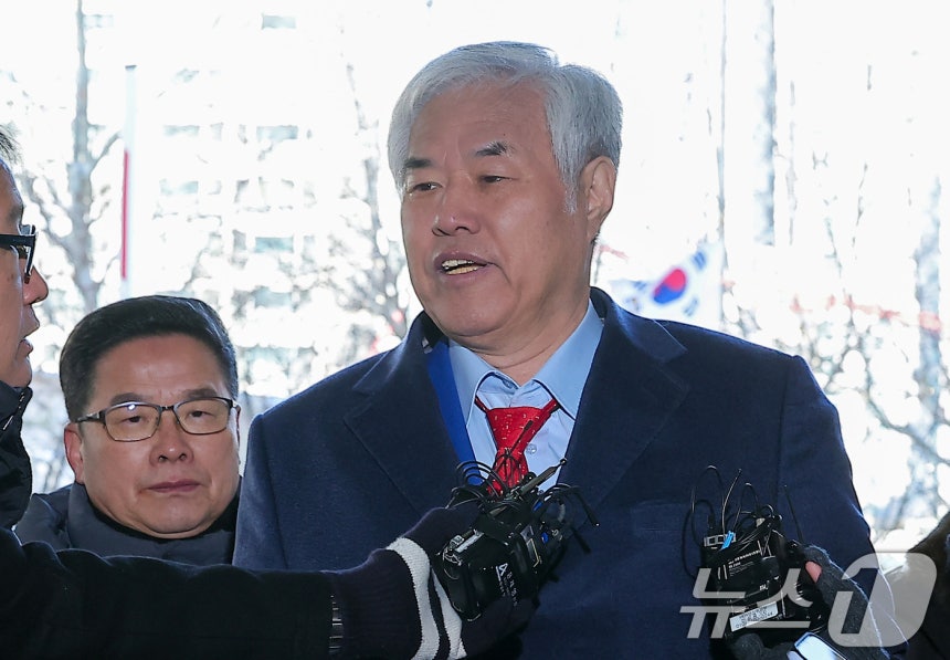 서부지법 난동 사태를 선동한 혐의를 받고 있는 전광훈 사랑제일교회 목사가 13일 서울 마포구 서울서부지방법원에서 열린 구속 전 피의자 심문(영장실질심사)에 출석하며 취재진의 질문에 답하고 있다.2026.1.13/뉴