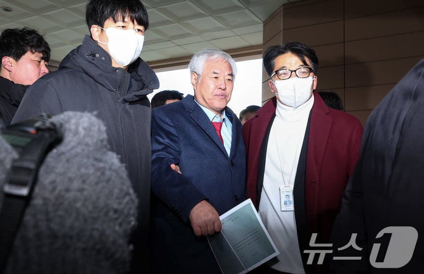 서부지법 난동 사태를 선동한 혐의를 받고 있는 전광훈 사랑제일교회 목사가 13일 서울 마포구 서울서부지방법원에서 열린 구속 전 피의자 심문(영장실질심사)에 출석하고 있다.2026.1.13/뉴스1 ⓒ News1 김성