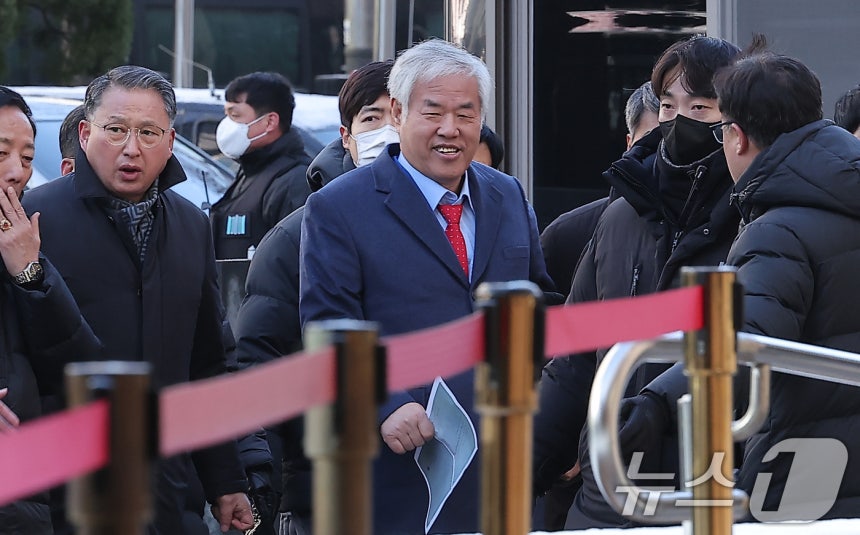 서부지법 난동 사태를 선동한 혐의를 받고 있는 전광훈 사랑제일교회 목사가 13일 서울 마포구 서울서부지방법원에서 열린 구속 전 피의자 심문(영장실질심사)에 출석하고 있다.2026.1.13/뉴스1 ⓒ News1 김성