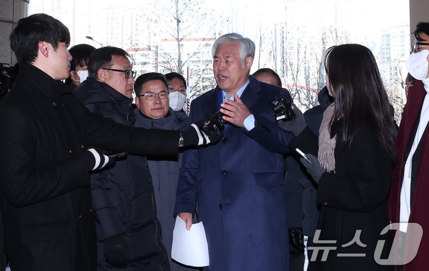 서부지법 난동 사태를 선동한 혐의를 받고 있는 전광훈 사랑제일교회 목사가 13일 서울 마포구 서울서부지방법원에서 열린 구속 전 피의자 심문(영장실질심사)에 출석하며 취재진의 질문에 답하고 있다.2026.1.13/뉴