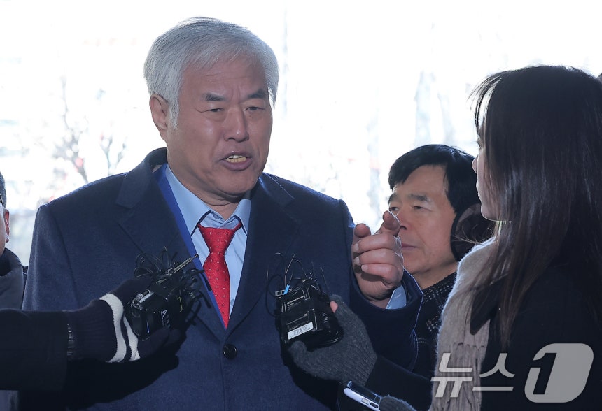 서부지법 난동 사태를 선동한 혐의를 받고 있는 전광훈 사랑제일교회 목사가 13일 서울 마포구 서울서부지방법원에서 열린 구속 전 피의자 심문(영장실질심사)에 출석하며 취재진의 질문에 답하고 있다.2026.1.13/뉴