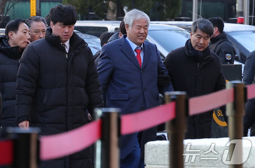 서부지법 난동 사태를 선동한 혐의를 받고 있는 전광훈 사랑제일교회 목사가 13일 서울 마포구 서울서부지방법원에서 열린 구속 전 피의자 심문(영장실질심사)에 출석하고 있다.2026.1.13/뉴스1 ⓒ News1 김성