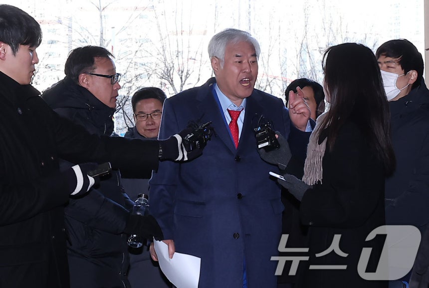 서부지법 난동 사태를 선동한 혐의를 받고 있는 전광훈 사랑제일교회 목사가 13일 서울 마포구 서울서부지방법원에서 열린 구속 전 피의자 심문(영장실질심사)에 출석하며 취재진의 질문에 답하고 있다.2026.1.13/뉴