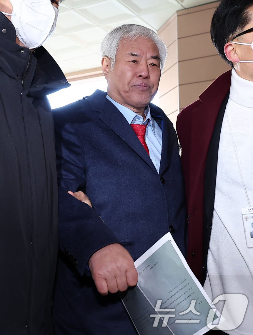 서부지법 난동 사태를 선동한 혐의를 받고 있는 전광훈 사랑제일교회 목사가 13일 서울 마포구 서울서부지방법원에서 열린 구속 전 피의자 심문(영장실질심사)에 출석하고 있다.2026.1.13/뉴스1 ⓒ News1 김성