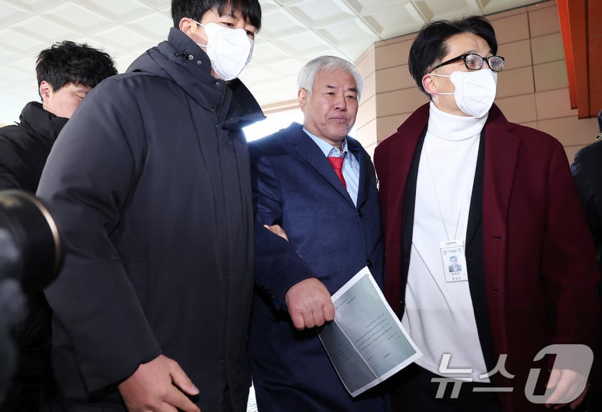 서부지법 난동 사태를 선동한 혐의를 받고 있는 전광훈 사랑제일교회 목사가 13일 서울 마포구 서울서부지방법원에서 열린 구속 전 피의자 심문(영장실질심사)에 출석하고 있다.2026.1.13/뉴스1 ⓒ News1 김성