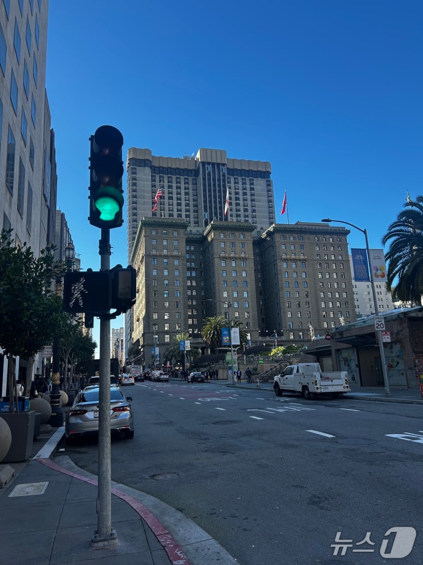 12일(현지시간) JP모건 헬스케어 콘퍼런스가 열리는 미국 캘리포니아주 샌프란시스코의 The Westin St.FRANCIS 호텔 앞 신호등에 녹색등이 켜져 있다.2026.1.12/뉴스1 ⓒ News1 문대현 