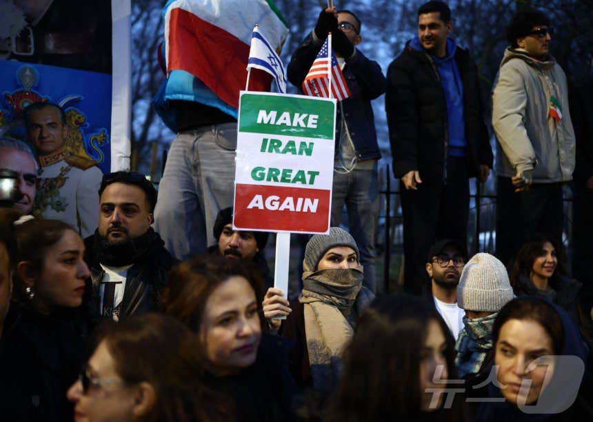 12일(현지시간) 영국 런던 중심부에 위치한 이란 대사관 앞에서 이란 정권 반대 시위대가 이란 국기를 흔들고 있다.2026.01.12.ⓒ AFP=뉴스1 ⓒ News1 이정환 기자