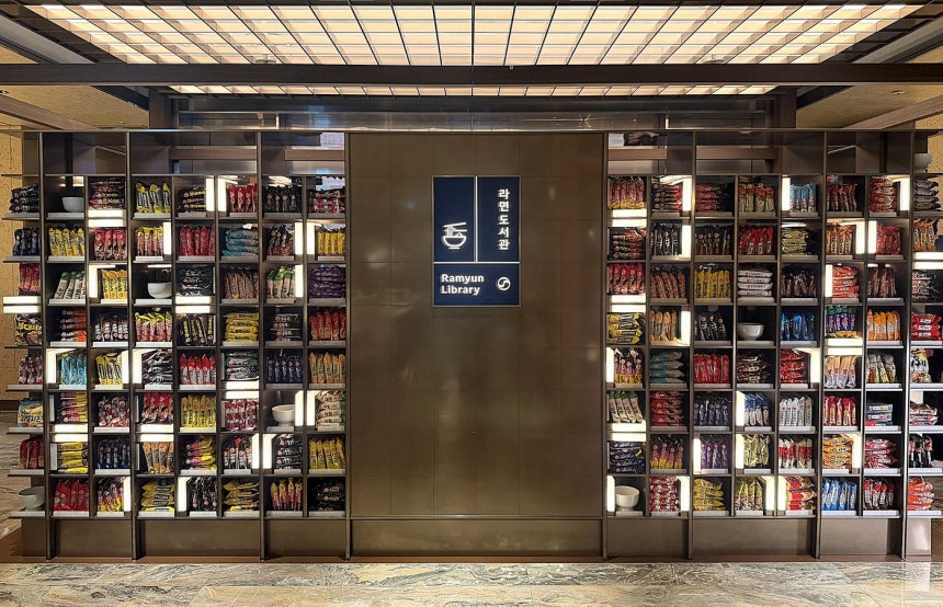 인천공항 T2 대한항공 프레스티지 라운지 '라면 라이브러리' 전경.(오뚜기 제공)
