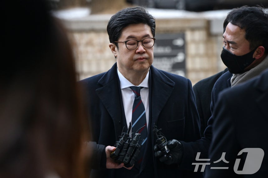 '홈플러스 사태' 관련 자본시장법 위반 등의 혐의를 받는 김병주 MBK파트너스 회장이 13일 오전 서울 서초구 서울중앙지방법원에서 열린 구속 전 피의자 심문(영장실질심사)에 출석하고 있다.(공동취재) 2026.1.