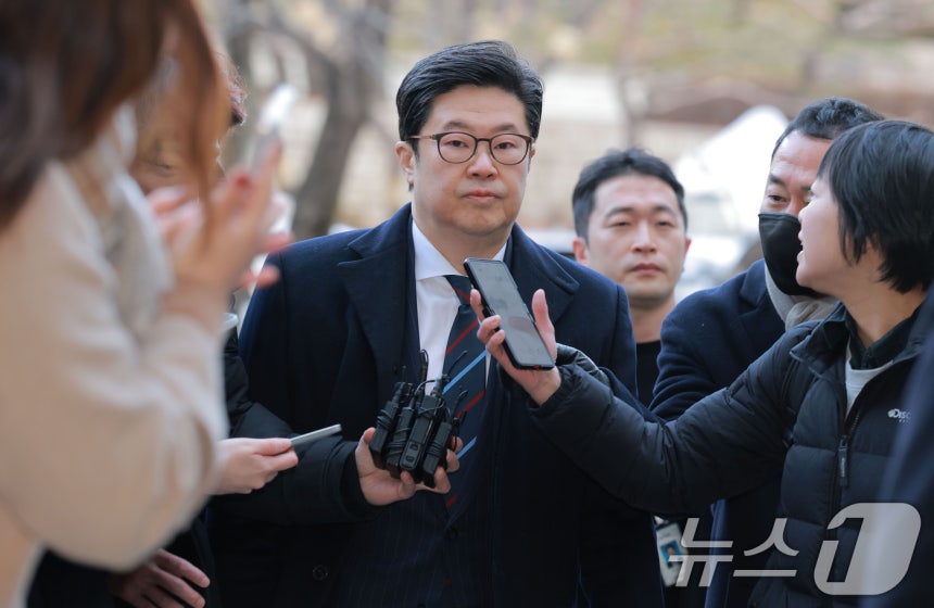 '홈플러스 사태' 관련 자본시장법 위반 등의 혐의를 받는 김병주 MBK파트너스 회장이 13일 오전 서울 서초구 서울중앙지방법원에서 열린 구속 전 피의자 심문(영장실질심사)에 출석하고 있다.(공동취재) 2026.1.