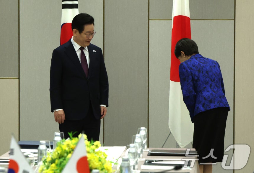 다카이치 사나에 일본 총리가 13일 일본 나라현 한일 정상회담장에서 이재명 대통령과 악수 후 자리로 향하기 전 국기에 예를 표하고 있다.2026.1.13/뉴스1 ⓒ News1 이재명 기자