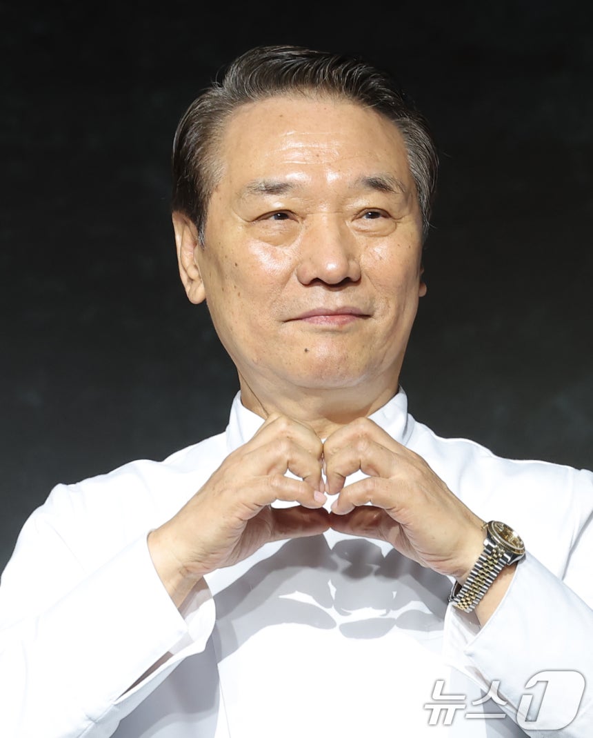 셰프 후덕죽이 17일 오전 서울 종로구 JW메리어트동대문스퀘어에서 열린 넷플릭스 예능 '흑백요리사: 요리 계급 전쟁2'(이하 '흑백요리사2') 제작발표회에 참석해 포즈를 취하고 있다.2025.12.17/뉴스1 ⓒ 