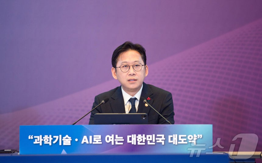 배경훈 부총리 겸 과학기술정보통신부 장관이 14일 오전 서울 중구 서울중앙우체국에서 열린 열린 '우주항공청,<a href=