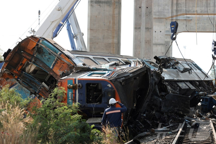 14일(현지시간) 태국 나콘랏차시마주 시키우에서 건설용 크레인이 무너져 열차 객차 위로 떨어지면서 열차가 탈선해 여러 명이 사망한 사고 현장에서 관계자들이 수습 작업을 하고 있다.2026.01.14.ⓒ 로이터=뉴