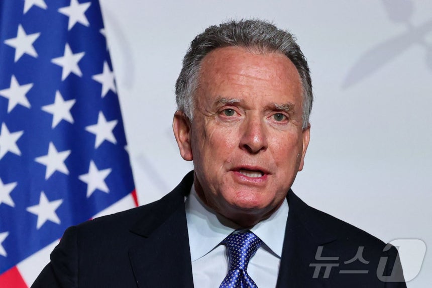 스티브 위트코프 미국 특사가 6일 프랑스 파리 엘리제궁에서 열린 '의지의 연합' 회의에 참석해 발언하고 있다.2026.1.6 ⓒ AFP=뉴스1 ⓒ News1 강민경 기자