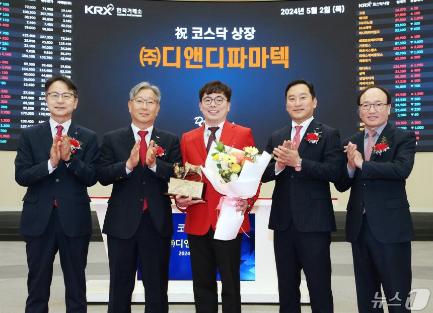 2일 오전 서울 영등포구 한국거래소에서 열린 디앤디파마텍 코스닥시장 상장기념식에서 김대영 한국IR협의회 부회장(왼쪽부터),홍순욱 한국거래소 코스닥시장본부장,이슬기 디앤디파마텍 대표이사,김성환 한국투자증권 대표이