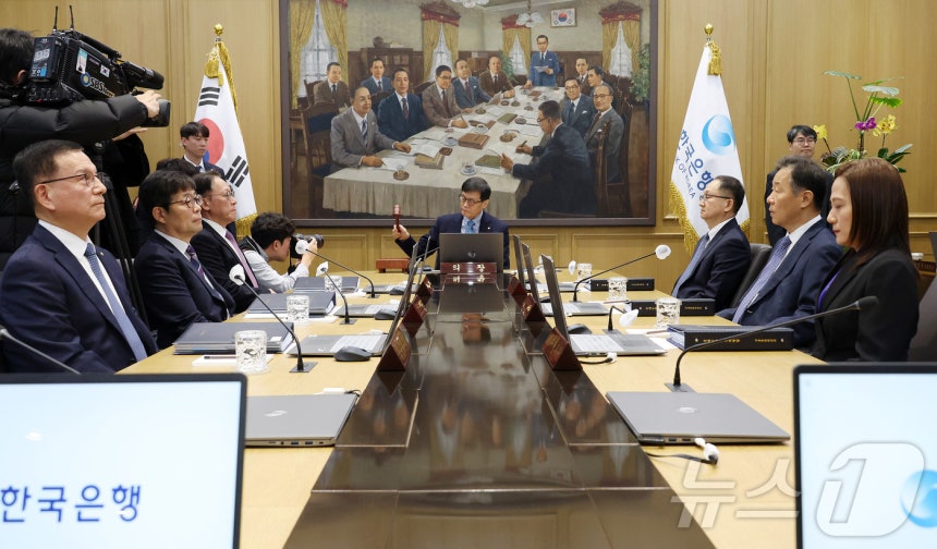 이창용 한국은행 총재가 15일 오전 서울 중구 한국은행에서 열린 금융통화위원회 본회의에서 의사봉을 두드리고 있다.(공동취재) 2026.1.15/뉴스1 ⓒ News1 김진환 기자