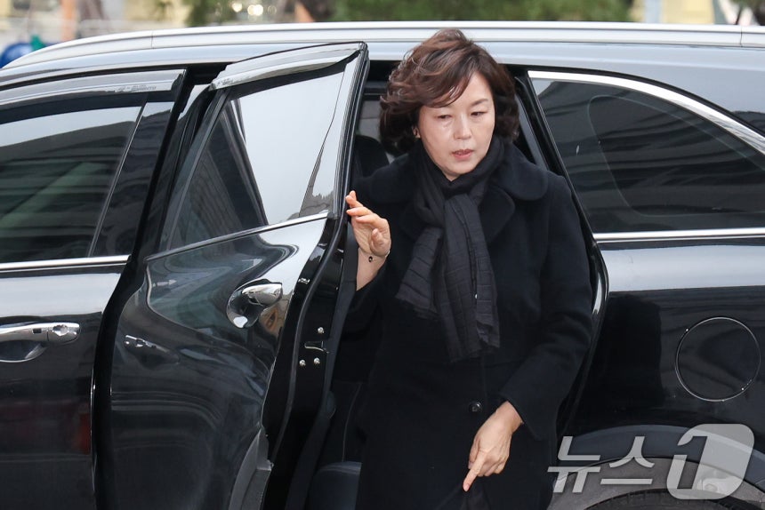 '공천 헌금' 의혹을 받는 김경 서울시의원이 15일 오전 마포구 서울경찰청 광역수사단 공공범죄수사대에서 피의자 신분으로 경찰 조사를 받기 위해 차에서 내리고 있다.2026.1.15/뉴스1 ⓒ News1 안은나 기자