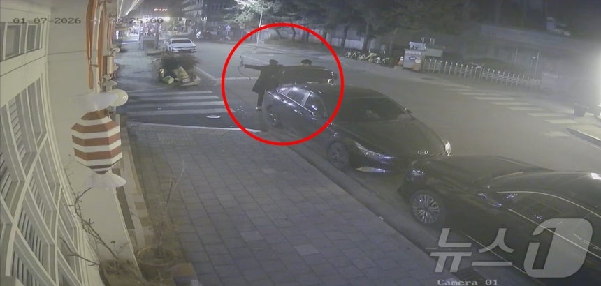 7일 오후 11시 40분쯤 청주시 상당구 청소년광장 인근에서 화살을 쏜 20대 남성들이 찍힌 영상 캡처.2026.1.7.(독자제공.재판매 및 DB금지)/뉴스1 2026.1.9/뉴스1