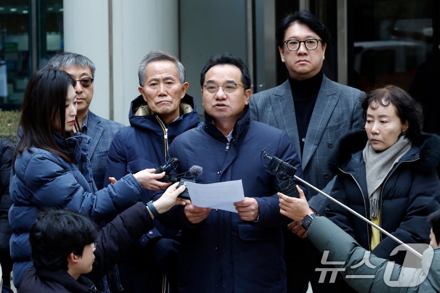 명승권 한국금연운동협의회장이 15일 오후 서울 서초동 서울고등법원 앞에서 주식회사 케이티앤지 외 3명 손해배상 청구 2심 선고 공판 종료 후 입장을 밝히고 있다.2026.1.15/뉴스1 ⓒ News1 박정호 기자