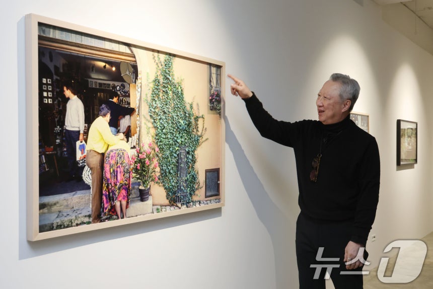 박용만 전 두산회장이 15일 오후 서울 중구 피크닉 전시관에서 열린 자신의 사진전 '휴먼 모먼트' 기자간담회에 앞서 참석자들에게 전시 작품에 대해 설명하고 있다.2026.1.15/뉴스1 ⓒ News1 이광호 기자