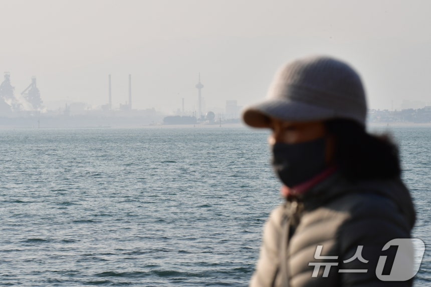 경북 포항시 송도해수욕장 상공이 희뿌연 미세먼지에 덮여있다.이날 포항지역 미세먼지 농도는 50㎍/m³ 수준이다.2026.1.4/뉴스1 ⓒ News1 최창호 기자